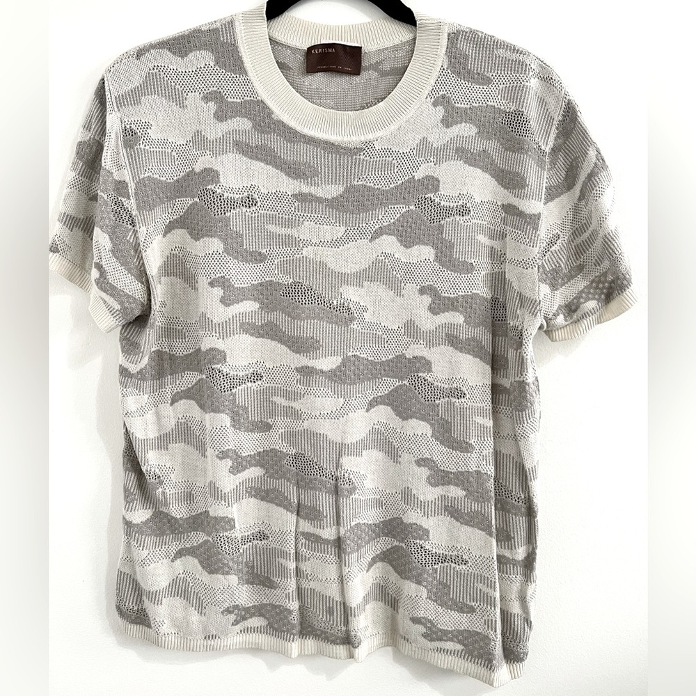 Kerisma. Short sleeve sweater. Camo print. Perfect for summer. Small.
